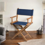 Regisseursstoel I met canvas zitting, ongeolied teak en navy bekleding in sfeersetting binnen interieur