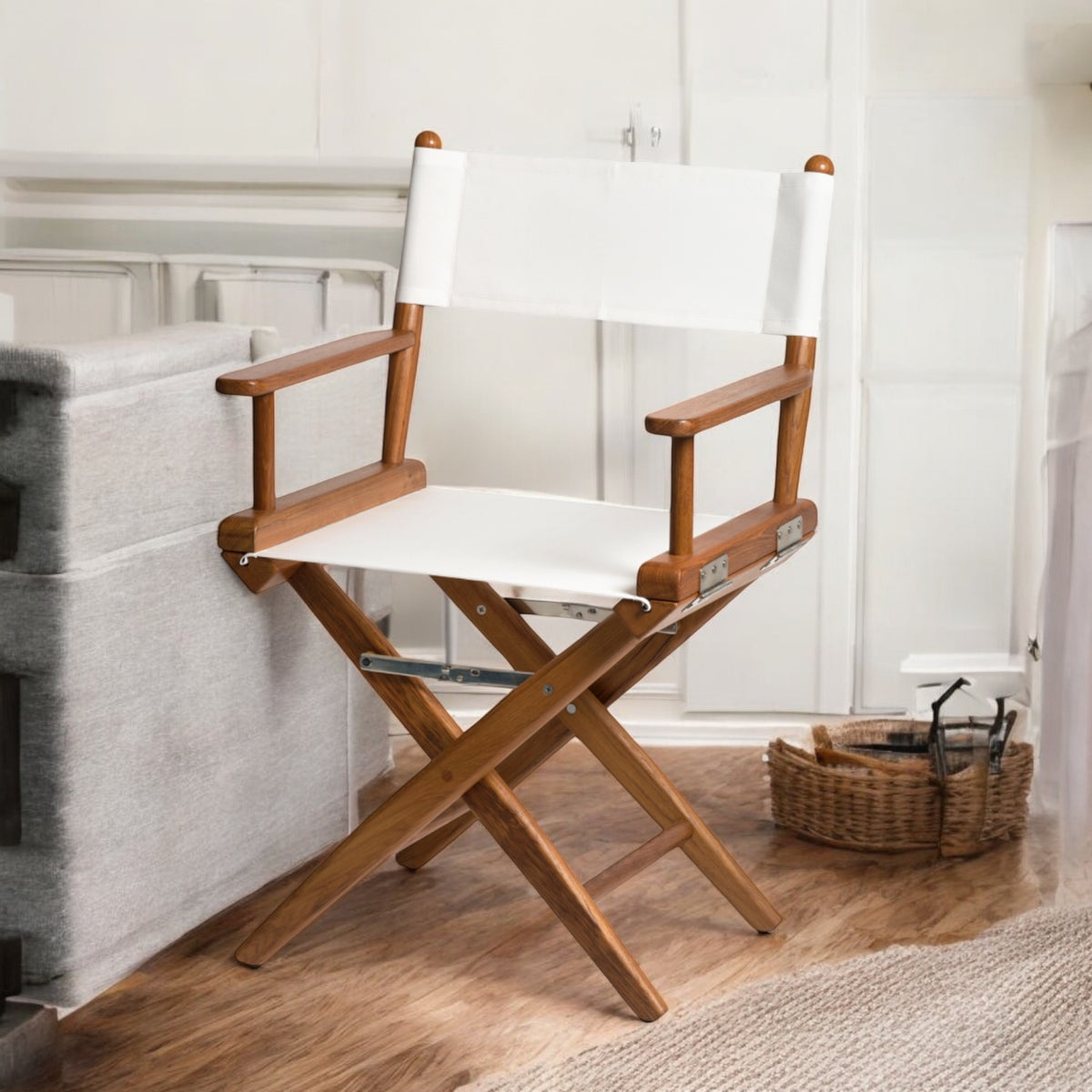 Regisseursstoel I met canvas zitting, ongeolied teak en witte bekleding in sfeersetting binnen interieur