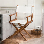 Regisseursstoel I met canvas zitting, ongeolied teak en witte bekleding in sfeersetting binnen interieur