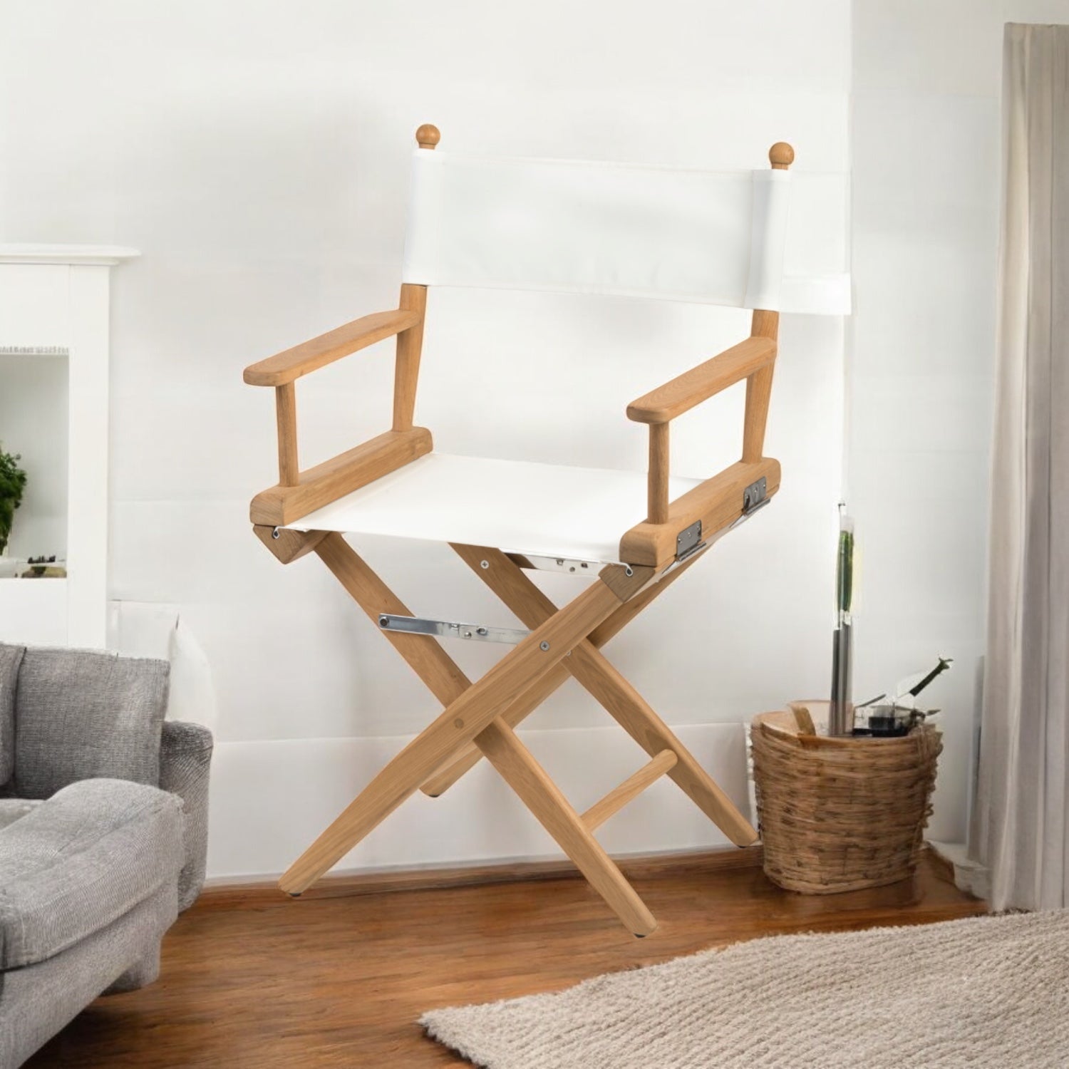 Regisseursstoel I met witte canvas zitting, ongeolied teak in sfeersetting binnen interieur