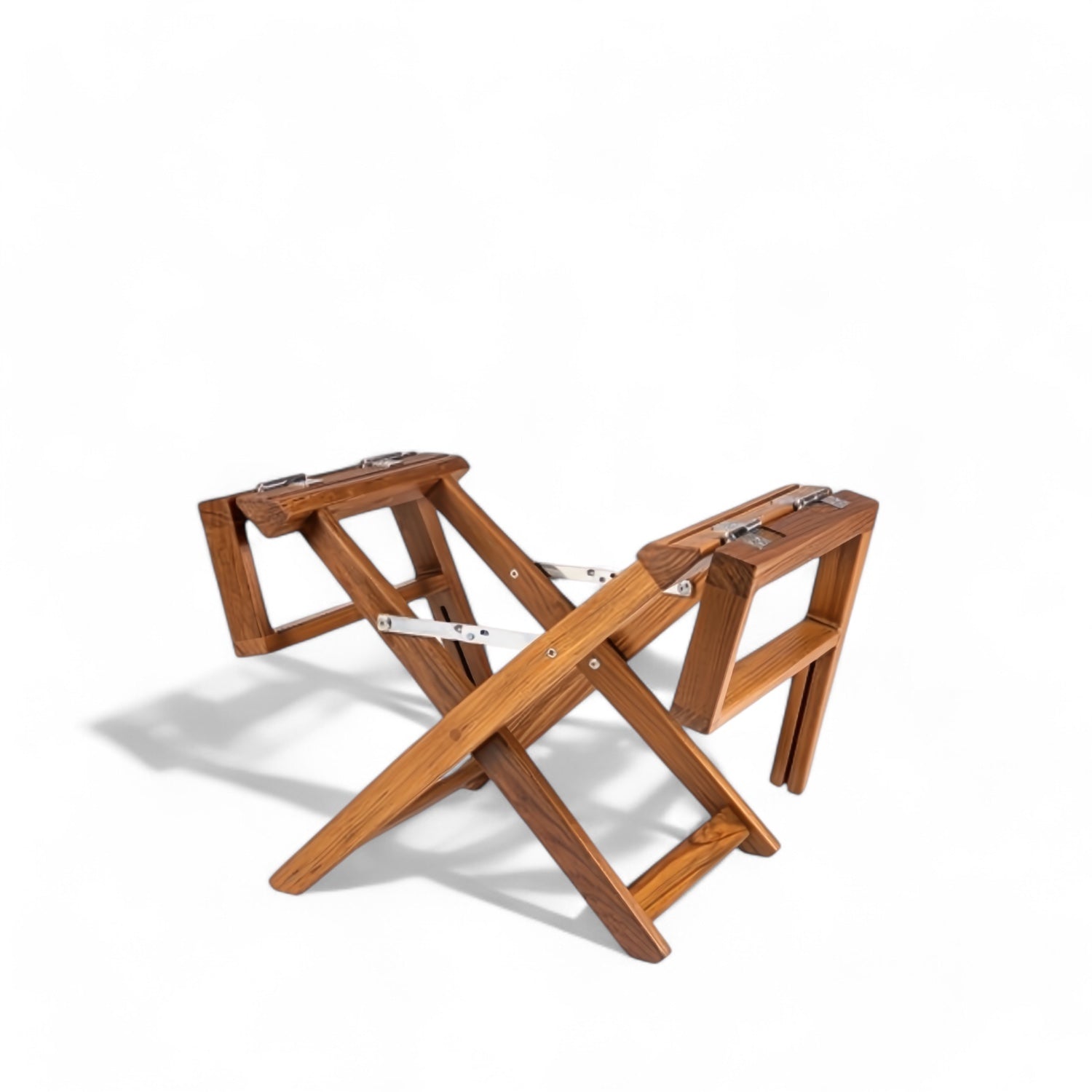 Regisseursstoel_the_Edge_-_geolied_teak_luxe deels ingeklapt 