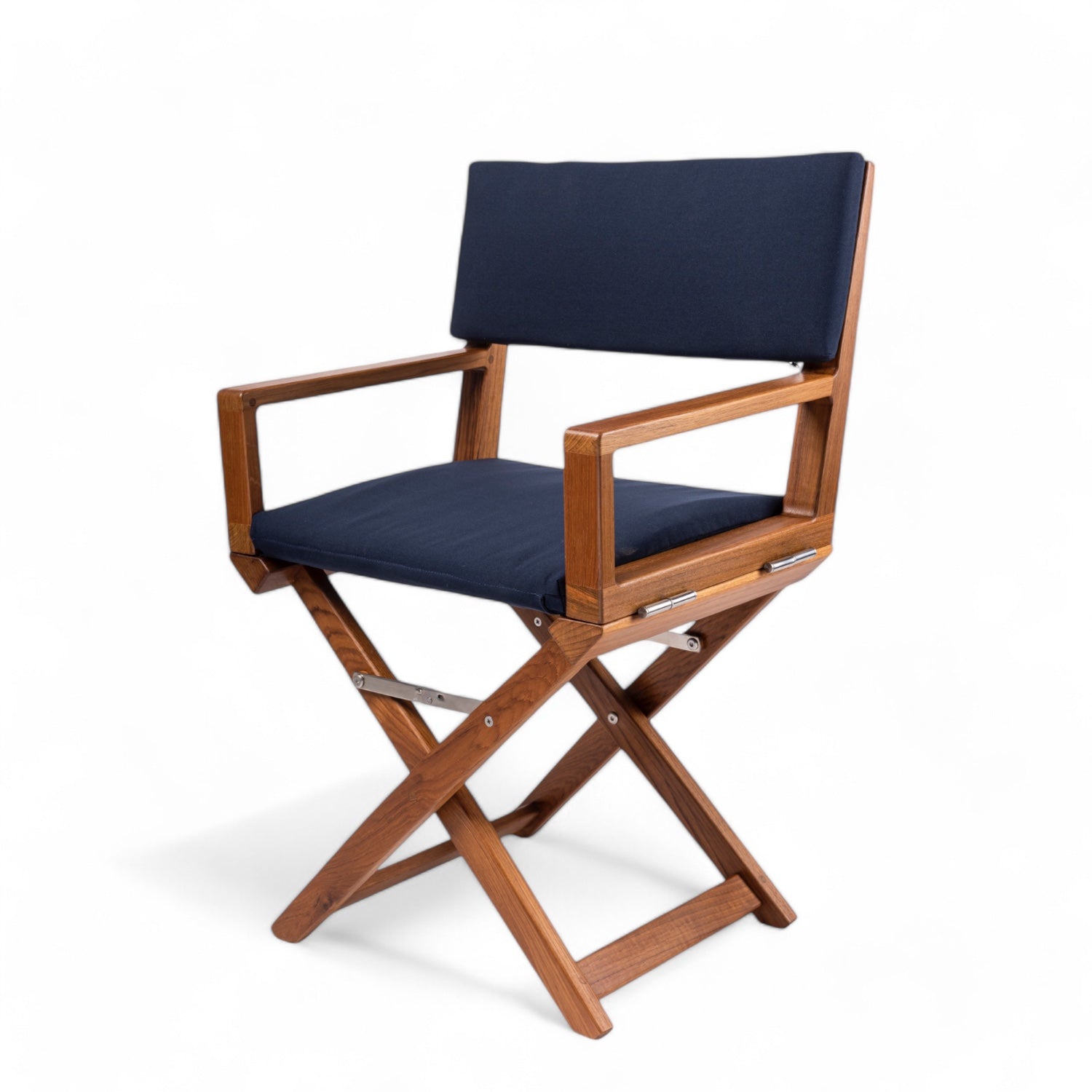 Regisseursstoel the Edge - geolied teak, luxe, inklapbaar, met comfortabele navy kussens vooraanzicht 