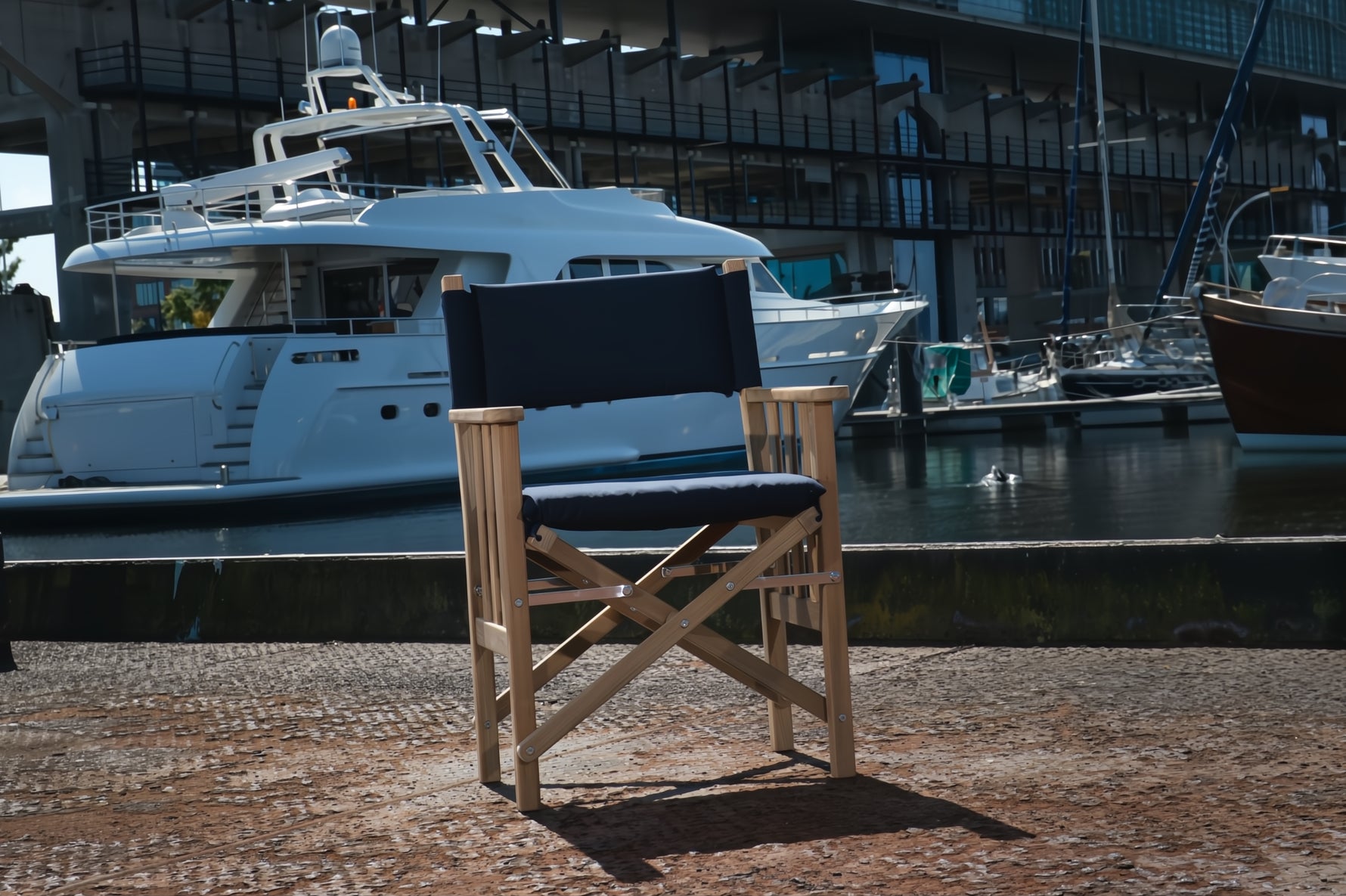 Regisseurstoel_II_deluxe met navy kussens in de haven