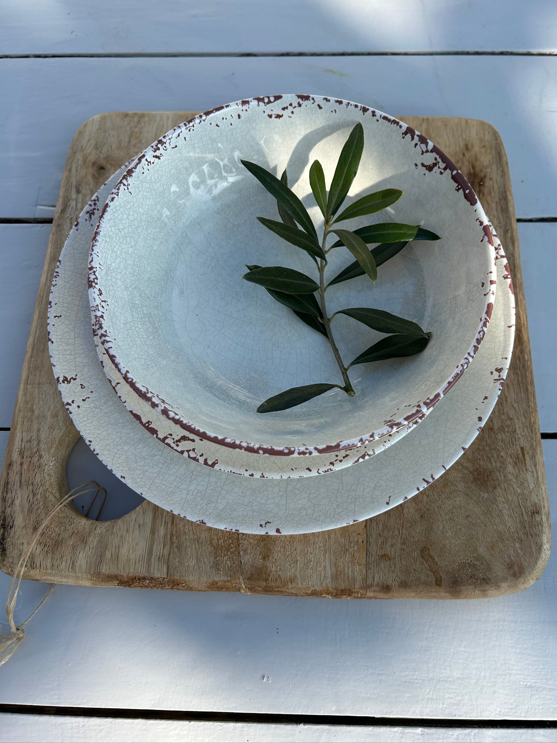 Rustic_pearl_servies_op_houten_plank op houten tafel 
