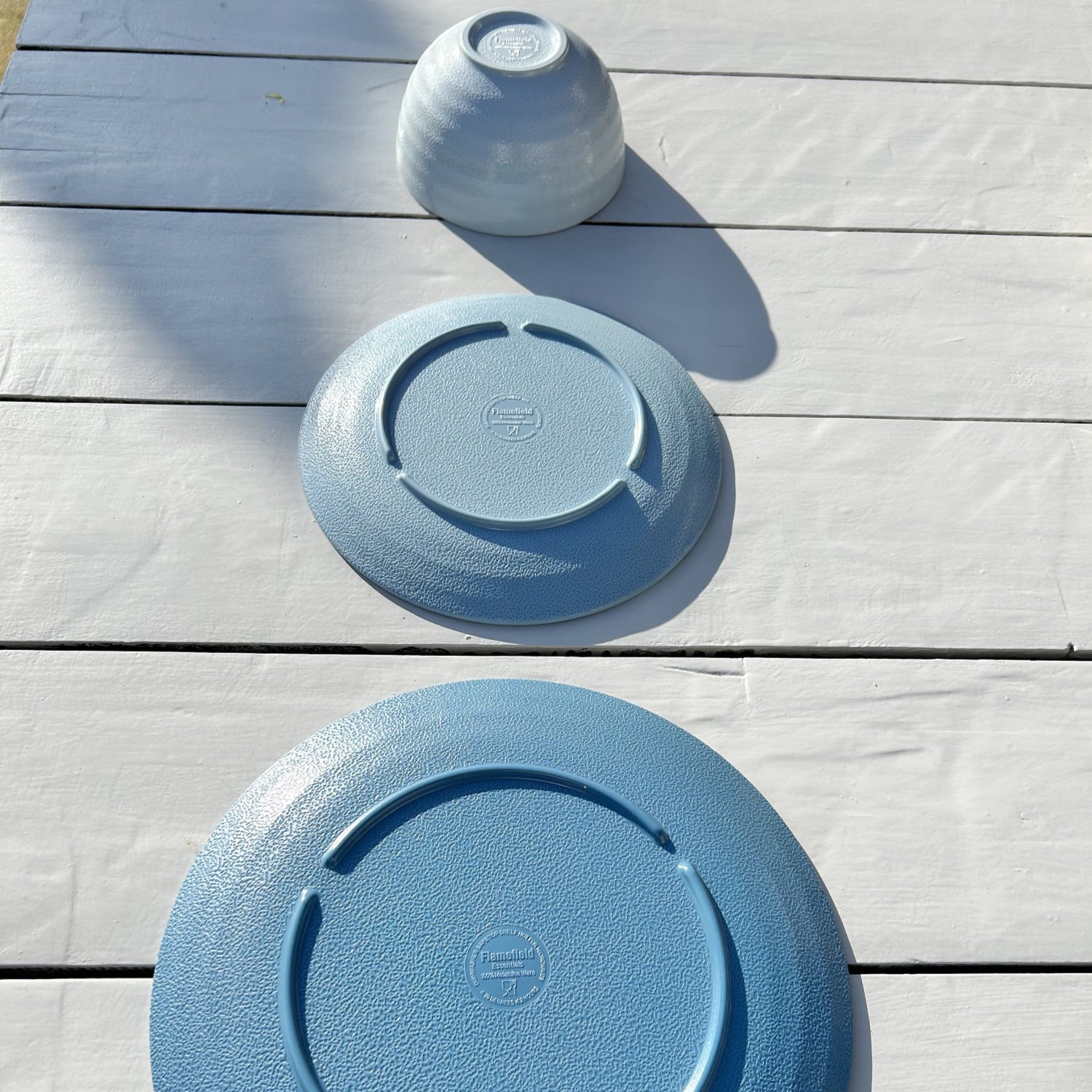 SB0112 Flamefield onbreekbaar servies Shades of Blue borden en kom op zijn kop op een grijze tafel