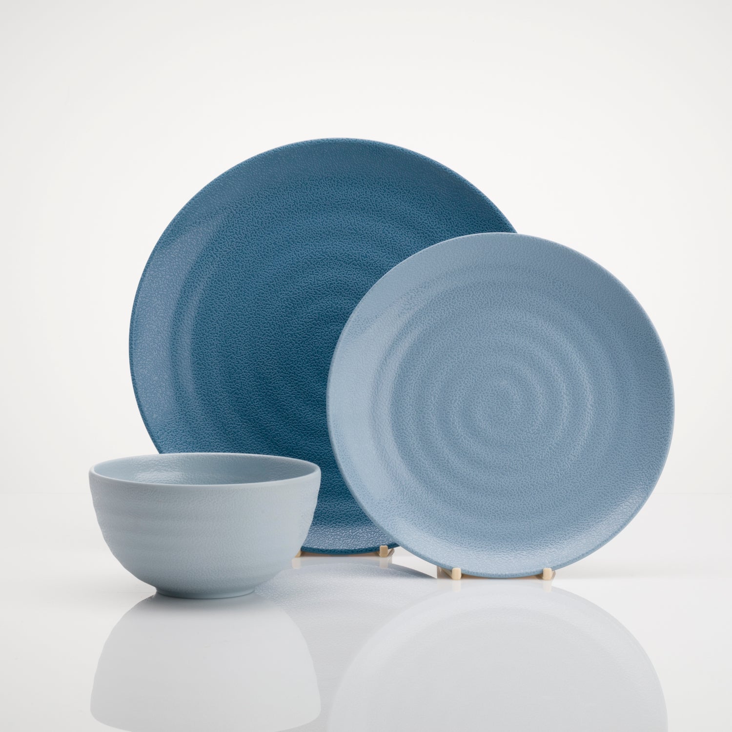 SB0112 Flamefield onbreekbaar servies Shades of Blue getoond met 2 borden rechtop