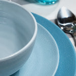 SB0112 Flamefield onbreekbaar servies Shades of Blue ingezoomd op de kom en het dinerbord