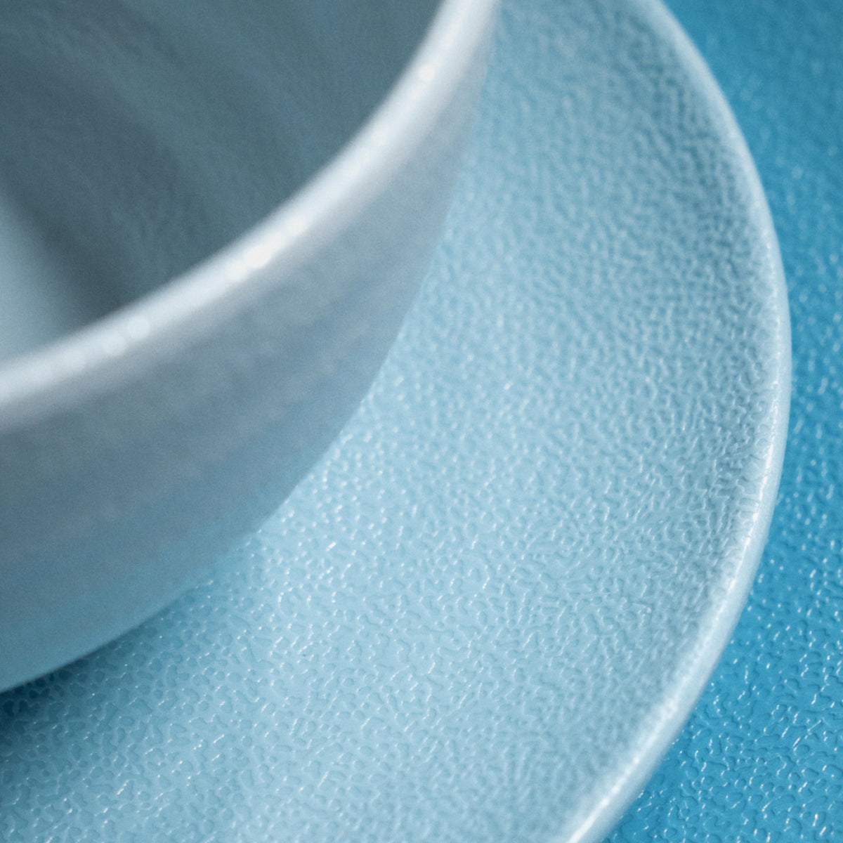 SB0112 Flamefield onbreekbaar servies Shades of Blue ingezoomd op de kom en het dinerbord zodat je de structuur goed ziet 