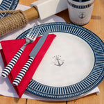 Sailor Soul Bootservies - Luxe wit en blauw met streepjes en anker accent met blauw-wit gestreept bestekset liggend op een placemat