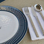 Sailor Soul Bootservies - Luxe wit en blauw met streepjes en anker accent met premium bestekset liggend op een placemat