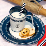 Sailor Soul Bootservies - Luxe wit en blauw met streepjes en mok in sfeersetting