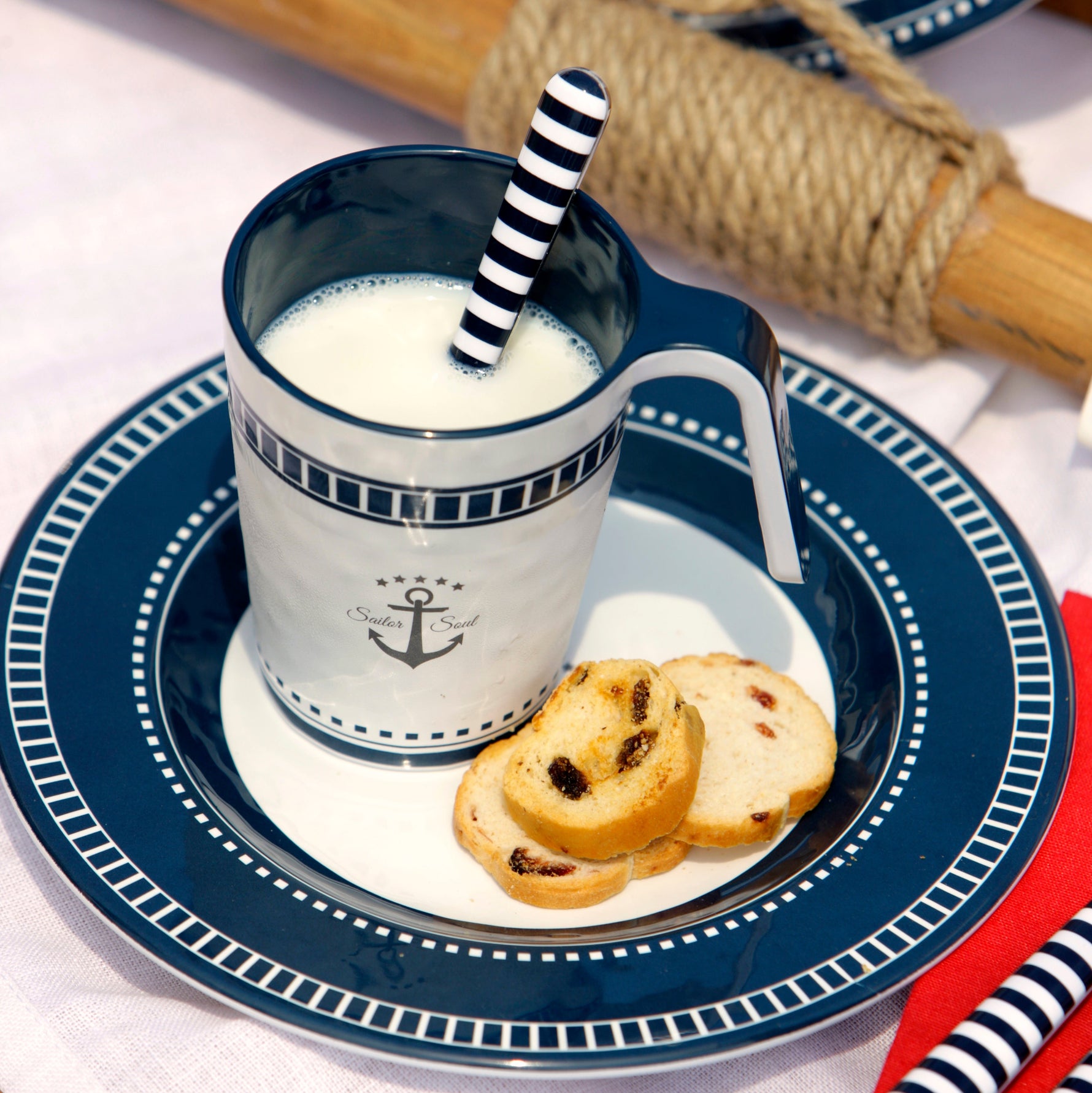 Sailor Soul Bootservies - Luxe wit en blauw met streepjes en mok in sfeersetting