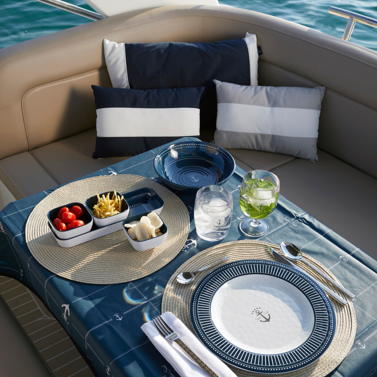 Sailor Soul Bootservies - Luxe wit en blauw met streepjes en zilverkleur anker, sfeersetting met accessoires op luxe jacht
