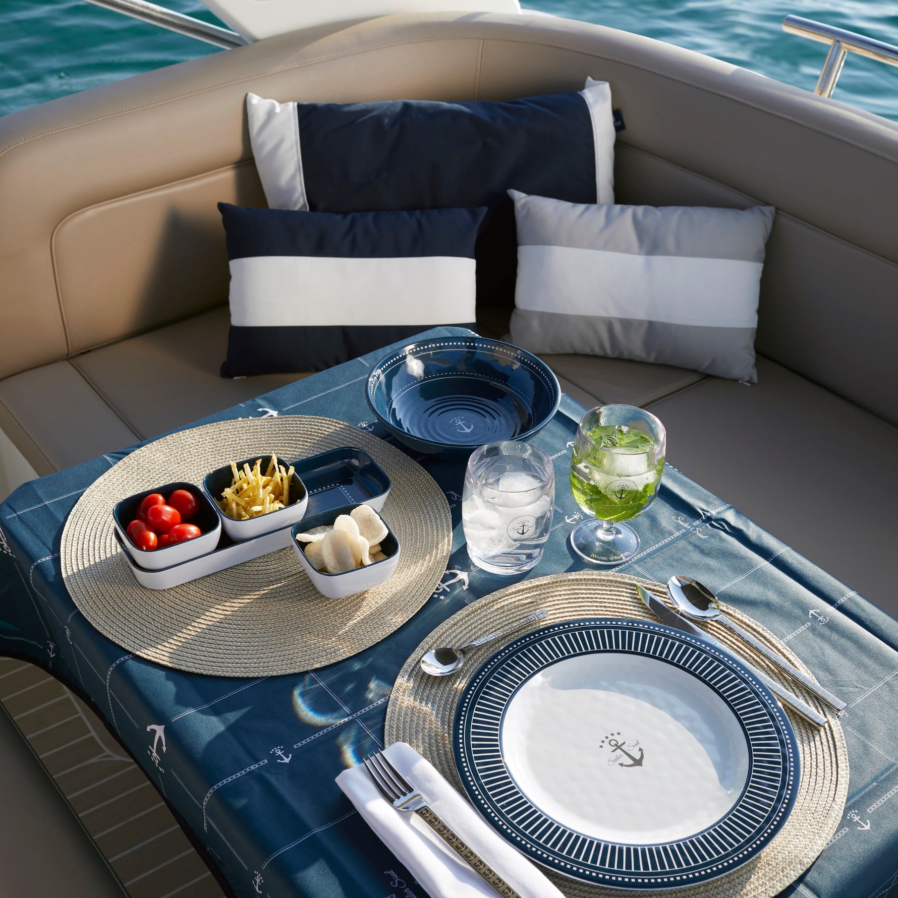Sailor Soul Bootservies - Luxe wit en blauw met streepjes en zilverkleur anker, sfeersetting met accessoires op luxe jacht