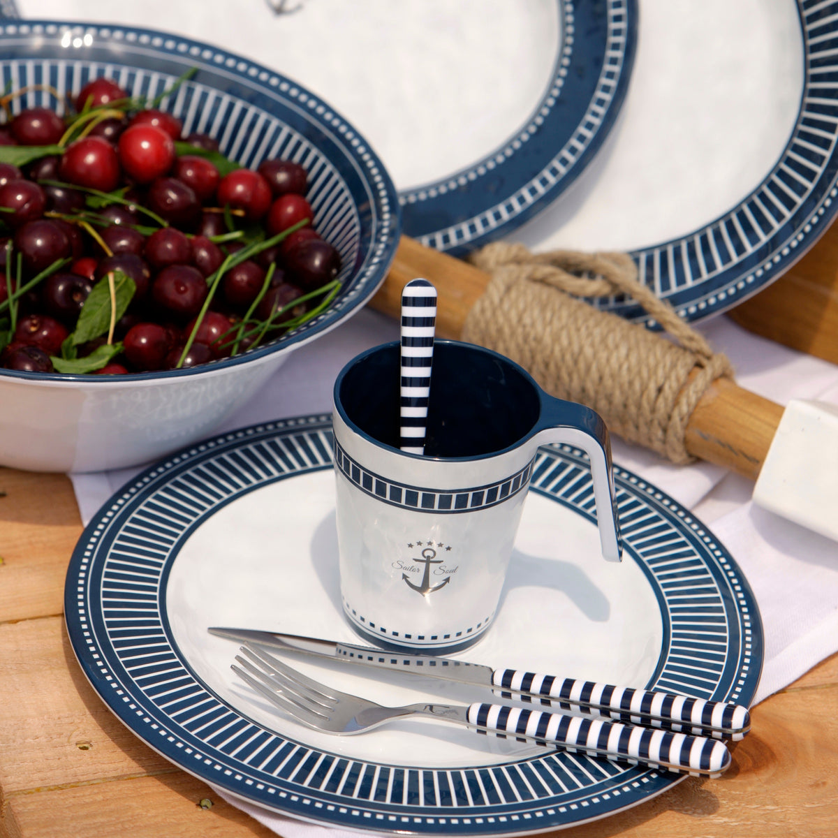 Sailor Soul Bootservies - Luxe wit en blauw met streepjes en zilverkleur anker, sfeersetting met bak kersen en bestek