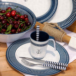 Sailor Soul Bootservies - Luxe wit en blauw met streepjes en zilverkleur anker, sfeersetting met bak kersen en bestek