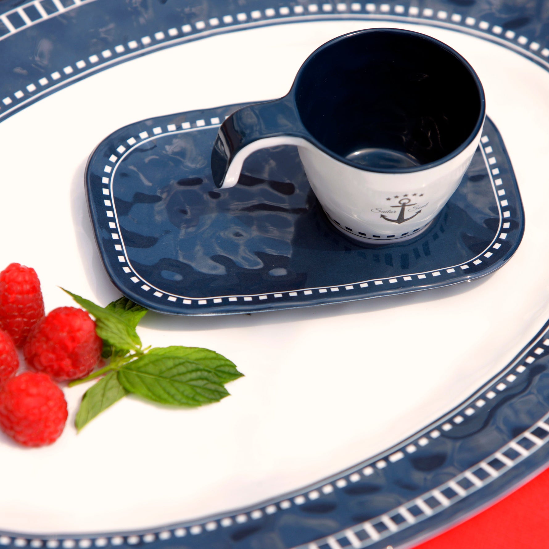 Sailor Soul Bootservies - Luxe wit en blauw met streepjes espresso kop op schotel op serverschaal met frambozen erbij