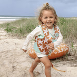 Seastar | Oranje Zwemvest 3–6 jaar met zeesterren met een kind op het strand