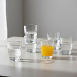 Short_tumblers_op_een_aanrachtblad_met_een_glas_sinaasappelsap