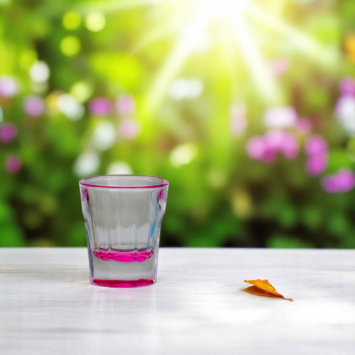 Shotglas rood op de tafel
