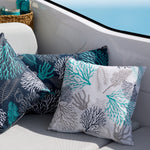 Sierkussen Ibiza van Marine Business wit vierkant samen met twee blauwe Ibiza kussens in de boot