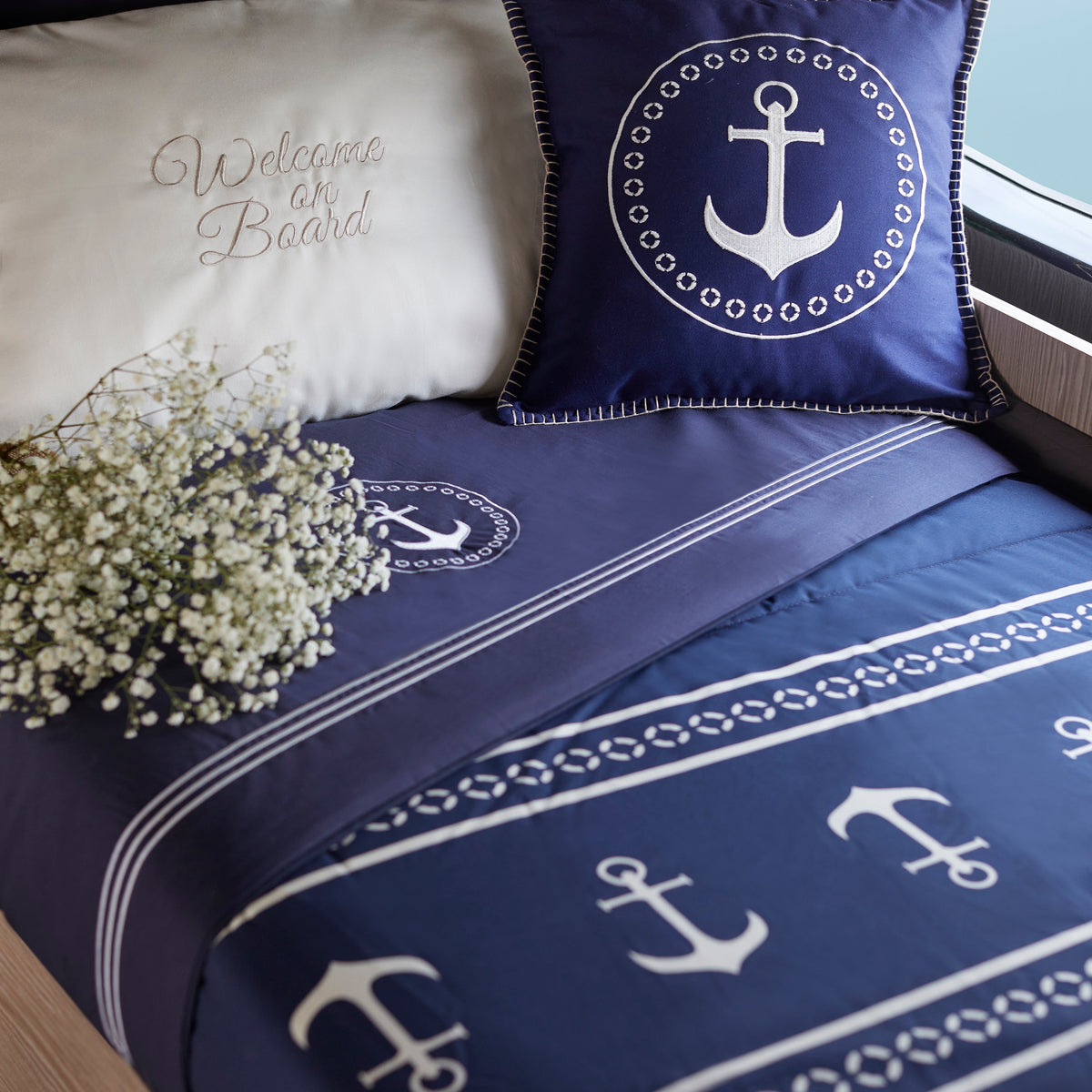 Sierkussen set (2 stuks) – nautisch design met ‘Welcome on Board’ borduursel in cabinroom aan boord, samen met het Santorini beddengoed