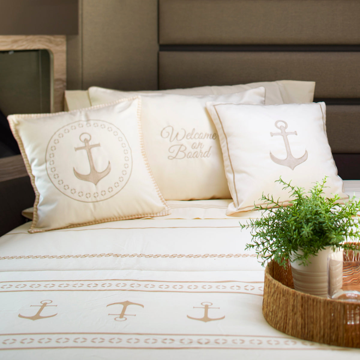 Sierkussen set (2 stuks) – nautisch design met ‘Welcome on Board’ borduursel in cabinroom aan boord, samen met het Santorini beddengoed in kleur ecru