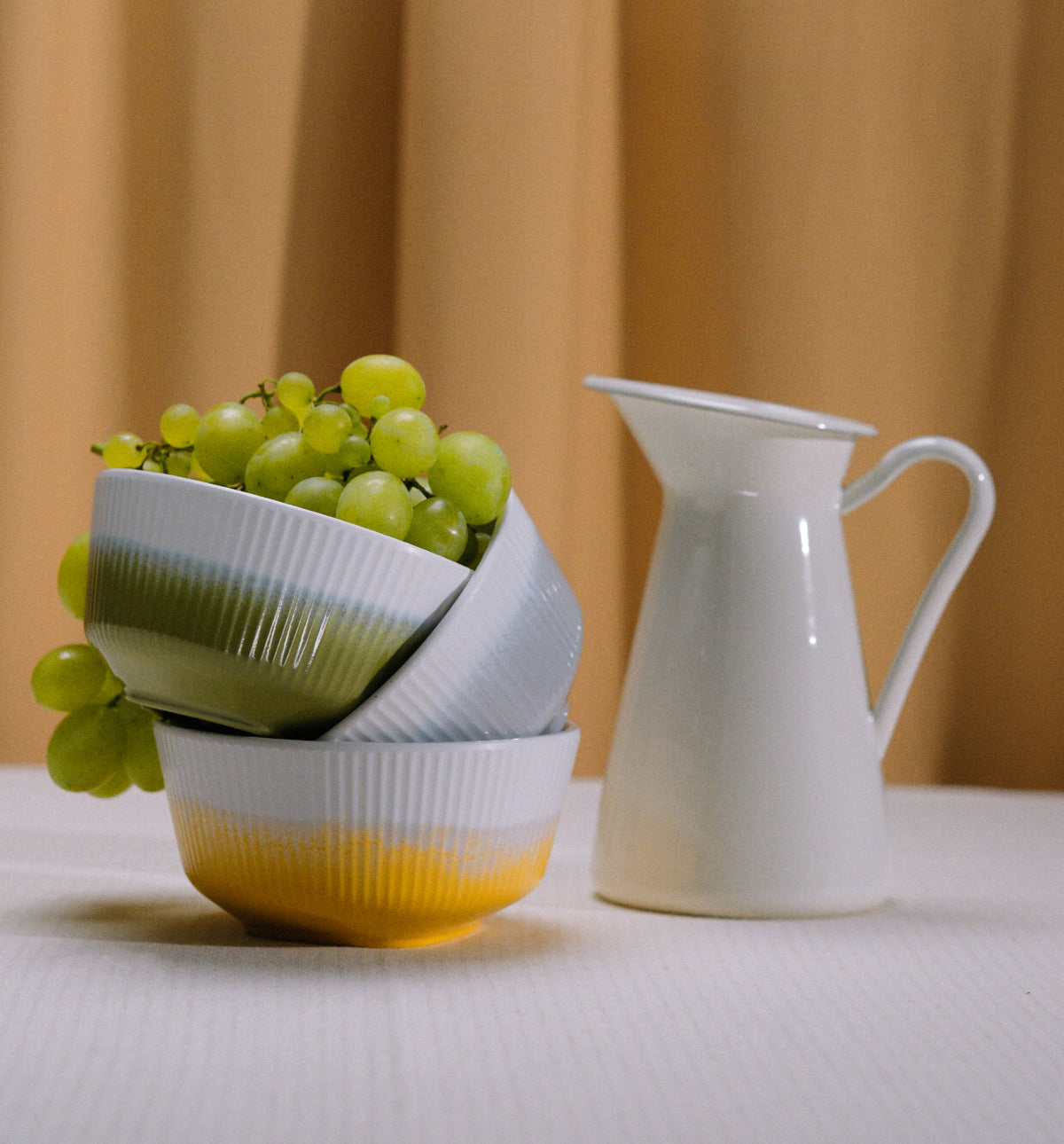 Soleil_kommen_in_sfeerbeeld_op_tafel_met_een_kan_ernaast