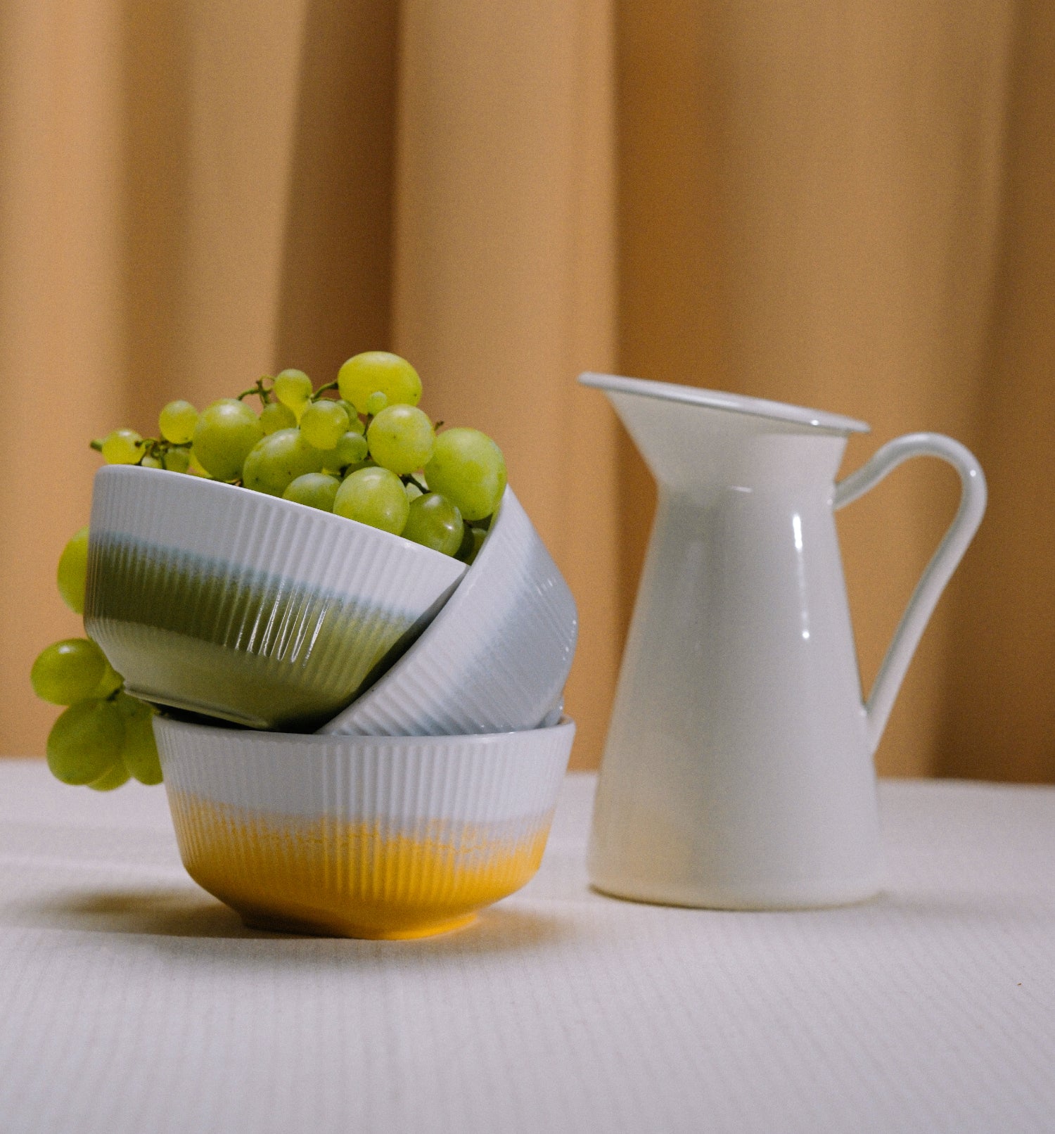 Soleil_kommen_in_sfeerbeeld_op_tafel_met_een_kan_ernaast