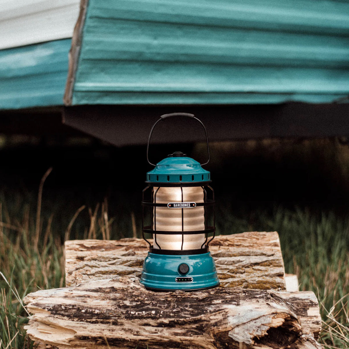 Studio maritime Barebones Forest_lamp_teal_met_een_caravan_op_de_achtergrond