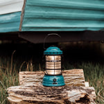 Studio maritime Barebones Forest_lamp_teal_met_een_caravan_op_de_achtergrond