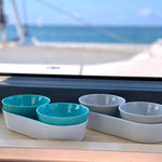 Summer_Snacks_MarineBusiness beige en turquoise op rand van dek van boot