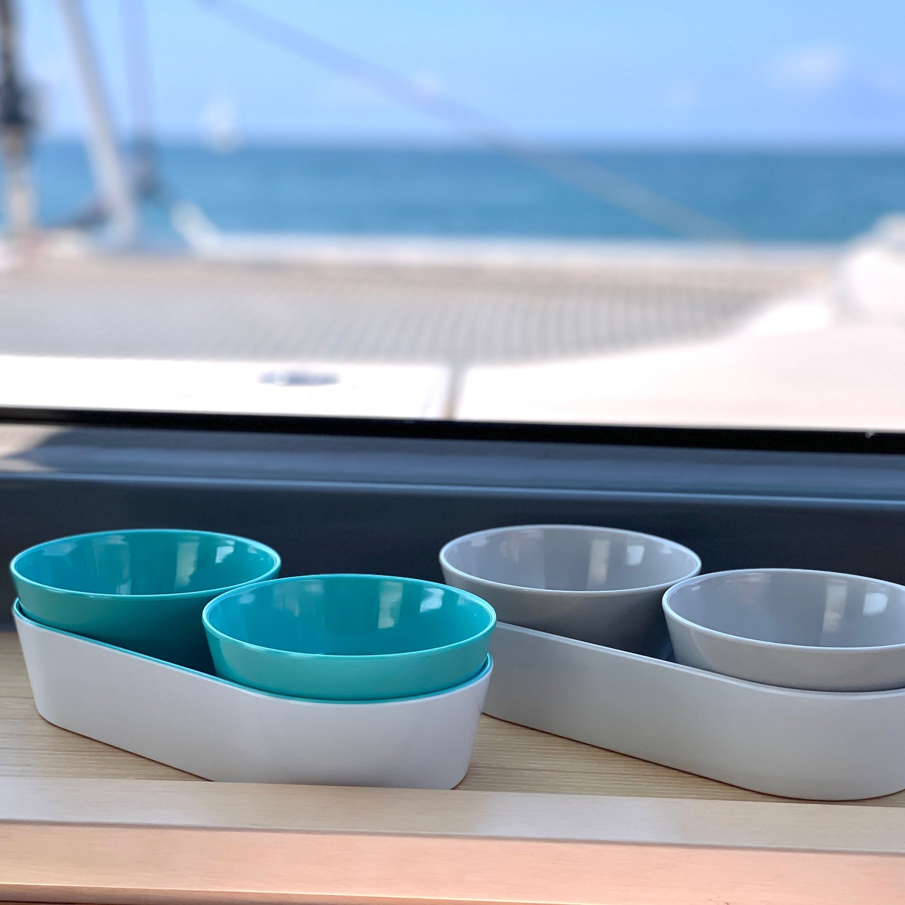 Summer_Snacks_MarineBusiness beige en turquoise op rand van dek van boot