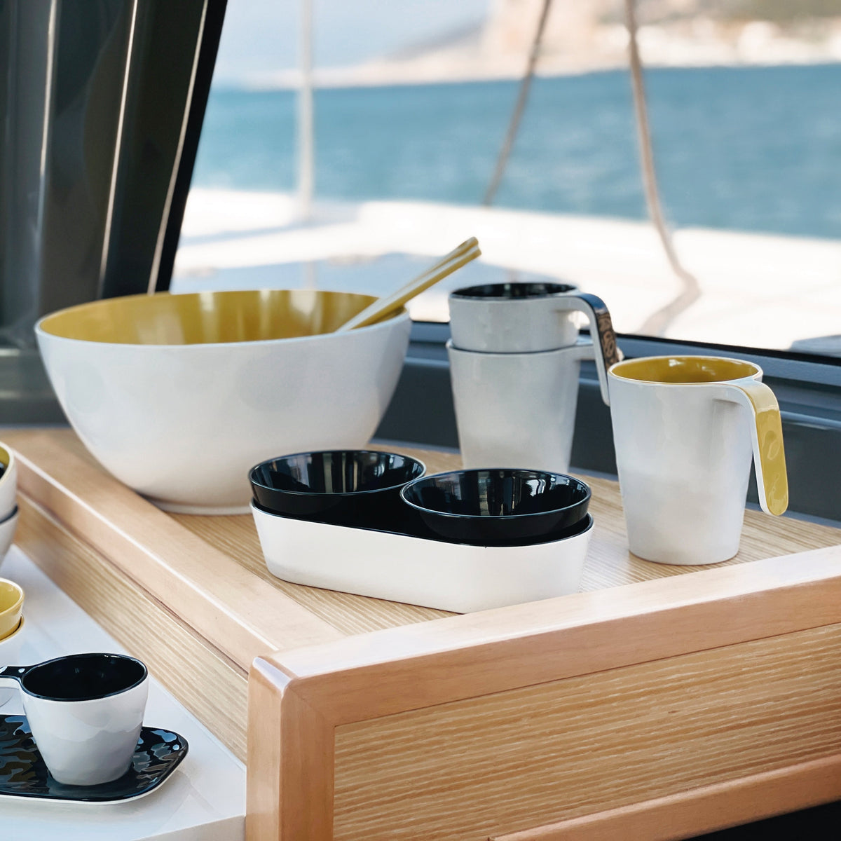Summer black en mustard mokken, snacksets, mokken en saladeschaal aan boord