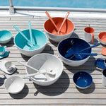 Summer_bootservies_MarineBusiness verschillende kleuren en producten op een vergrijst tak dek van een boot