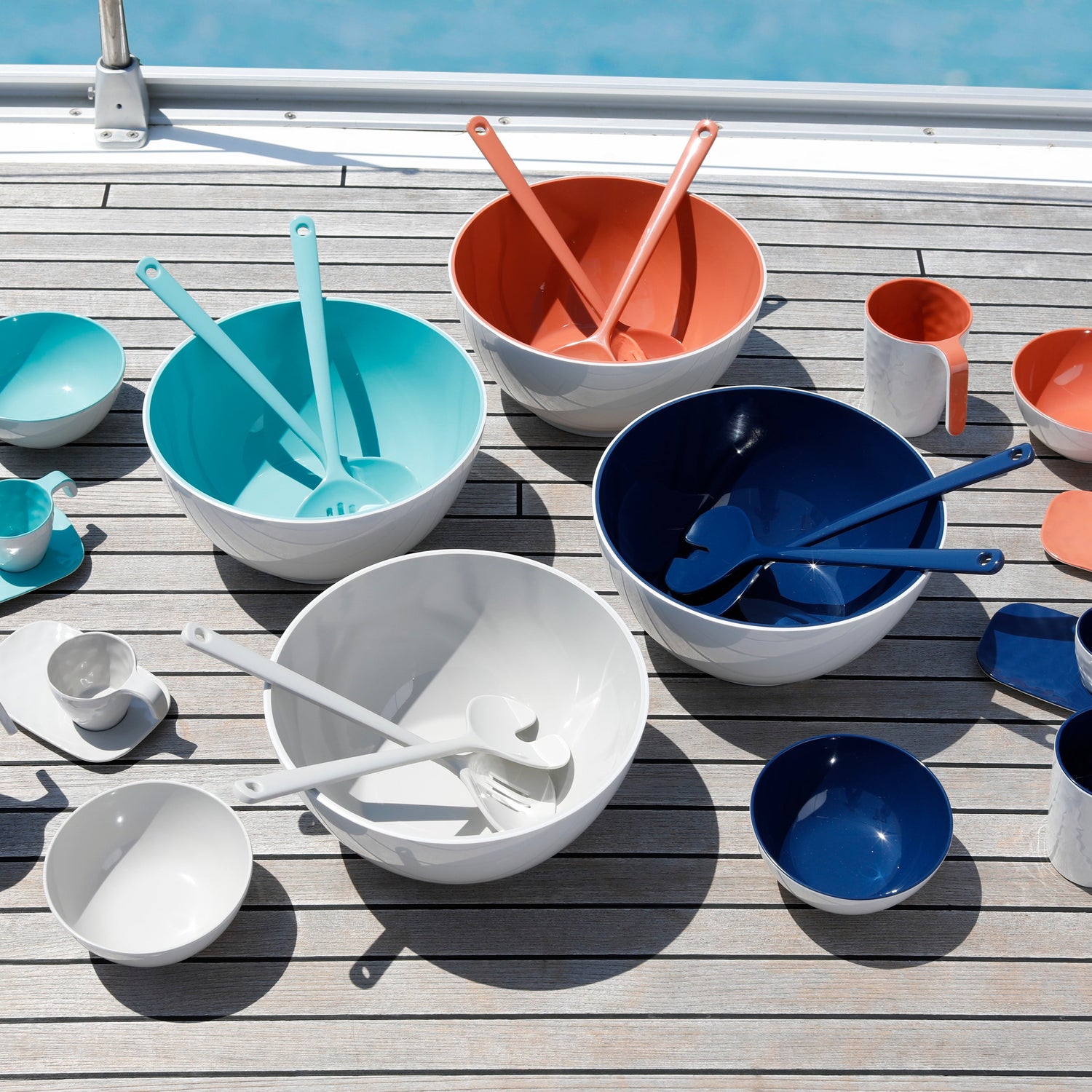Summer_bootservies_MarineBusiness verschillende kleuren en producten op een vergrijst tak dek van een boot