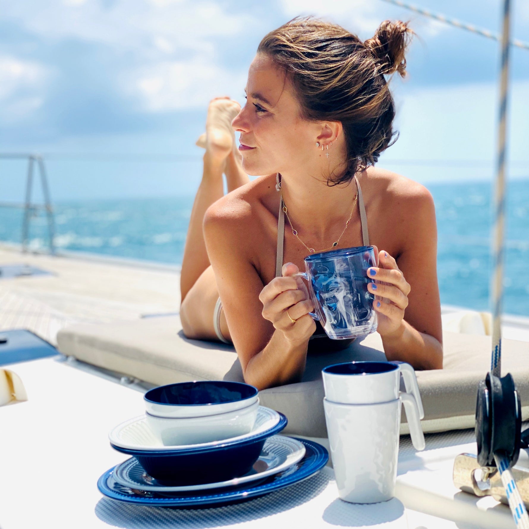Summer serveercollectie met Harmony Mare blue en pearl, sfeerfoto vrouw liggend op boot