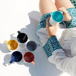 Summer serveercollectie zes kleuren op dek geplaatst naast vrouw in witte jurk