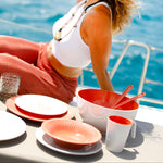 Summer serveerset Coral snackset en mok met Harmony Coral borden op dek met vrouw en hoed