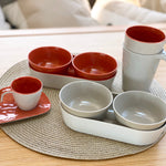 Summer snacksets met mokken in coral en beige op placemat