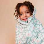 Swim Essentials | Florish Green Microvezel Handdoek – 180 x 90 cm met een meisje die in de handdoek zit