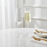 TR1767_Riviera_Champagne_set_van_2 met bubbels erin op tafel