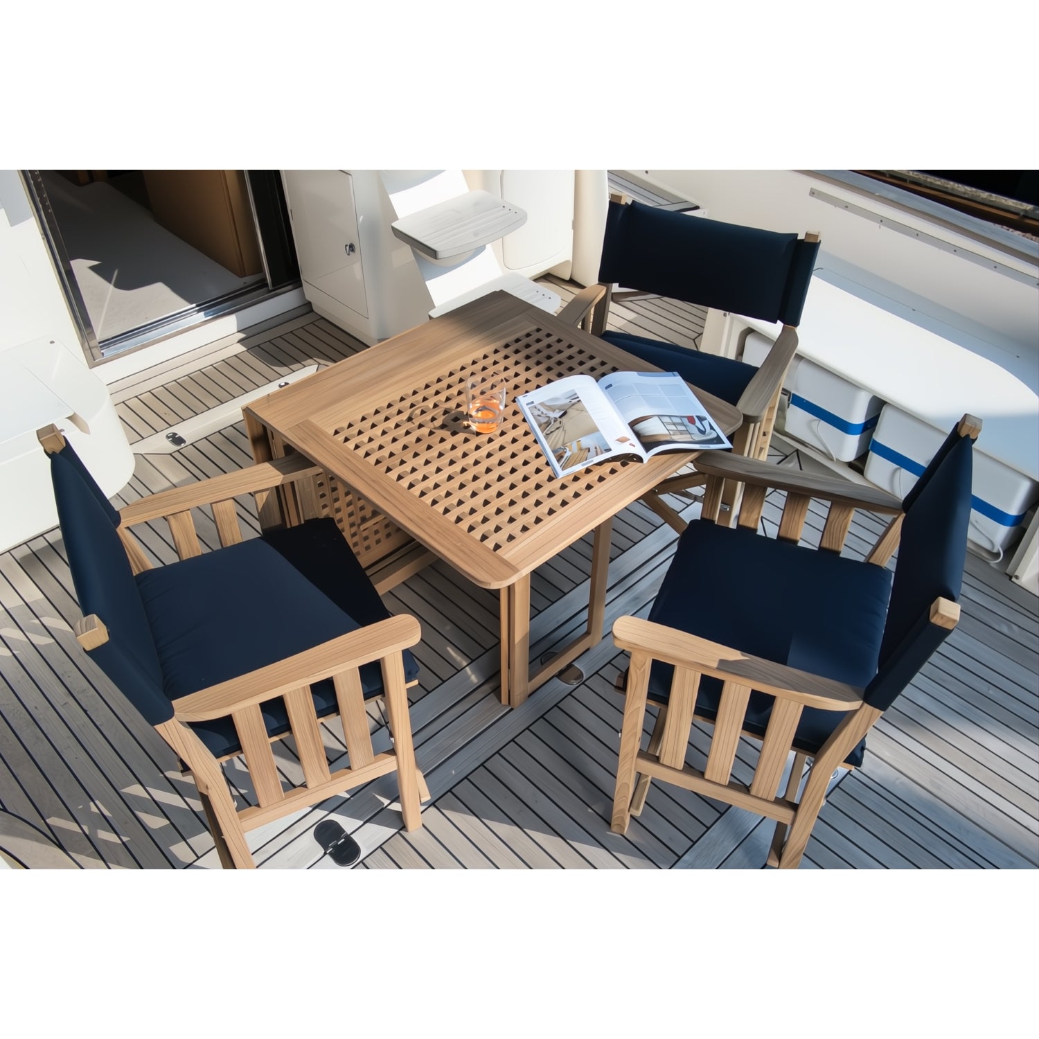 Teakhouten klaptafel Miami half opgesteld, met regisseursstoelen deluxe navy op een luxe boot