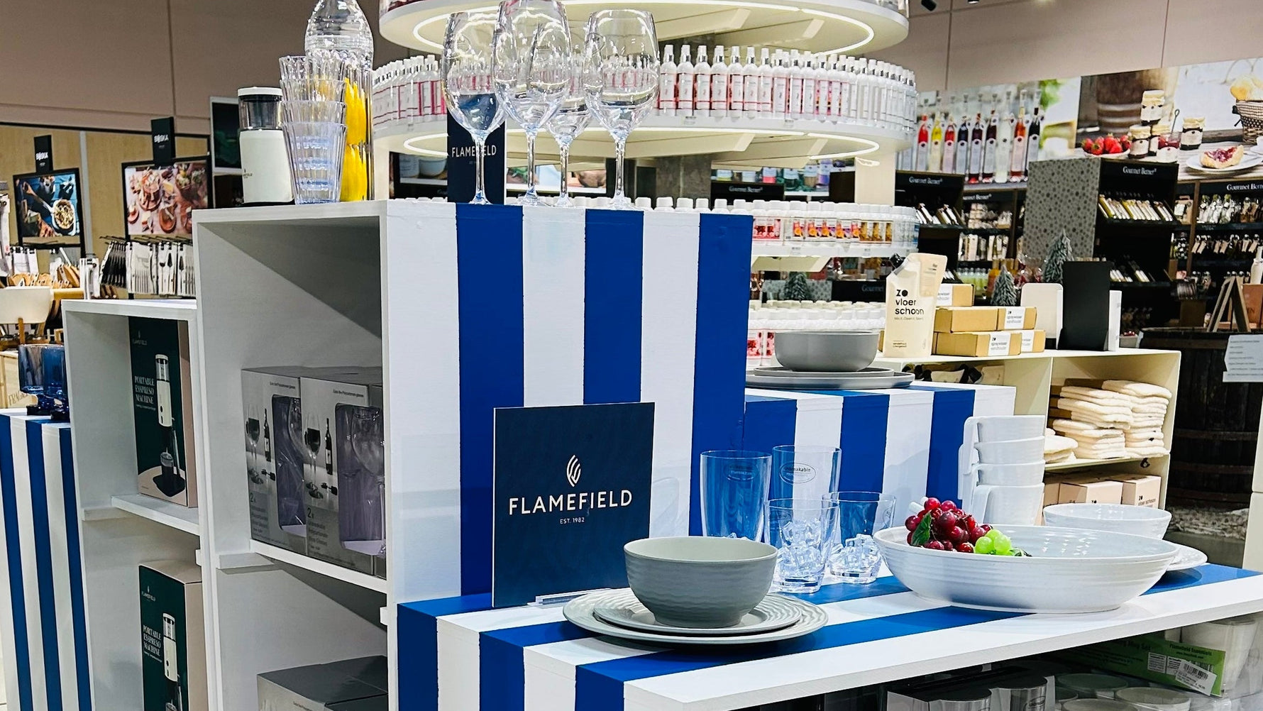 Tica_Venlo_b2b concept presentatie Flamefield producten met blauw wit gestreepte blokken