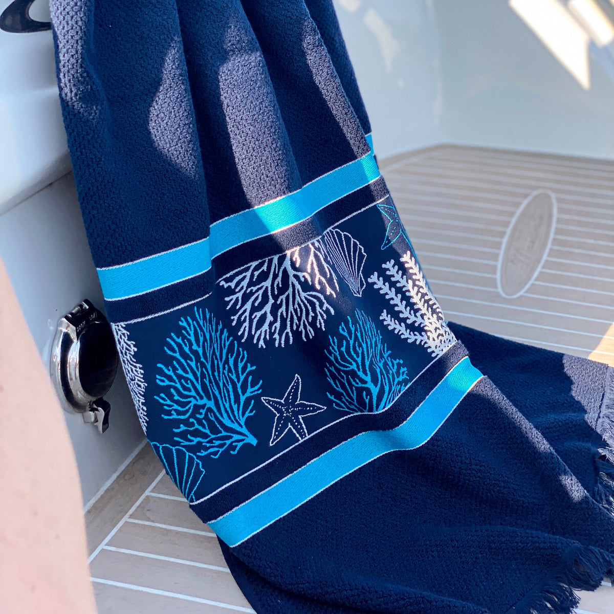 54102_TowelSetBlue_Ibiza_Marine Business uitgevouwen op een boot
