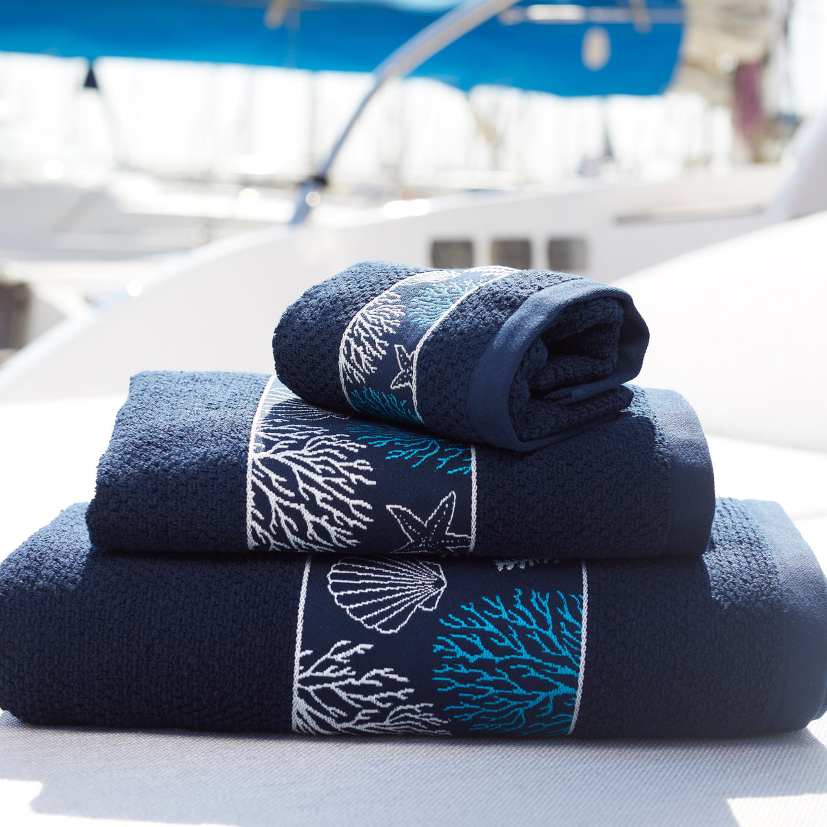 Towelset_Ibiza_Blue_MarineBusiness op elkaar op een boot