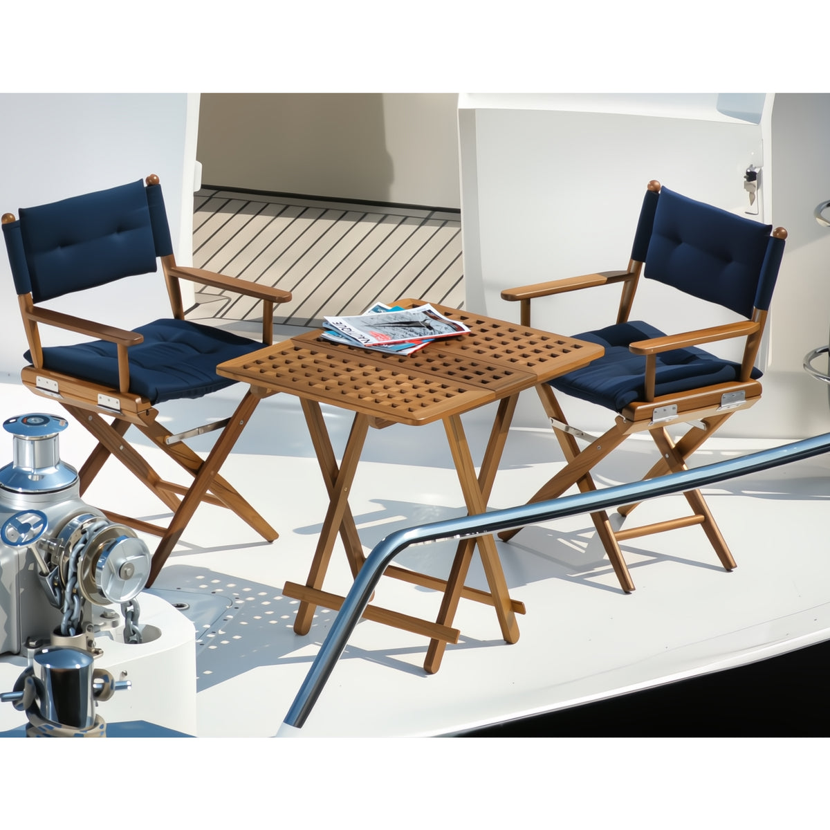 Twee regisseursstoelen_I_deluxe_-_ongeolied_teak_met_navy_kussen met Southhampton teak tafel op boot