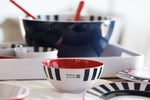 Venezia bootservies - wit met navy gestreept en rode binnekant kom met op achtergrond de blauwe saladeschaal