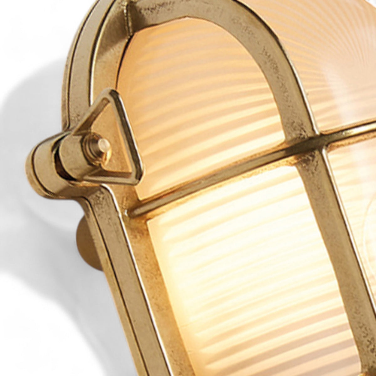 Waterdichte_ovale_nautische_buitenlamp_met_draadrooster_van_Foresti_en_Suardi_kleur_chroom_messing detail