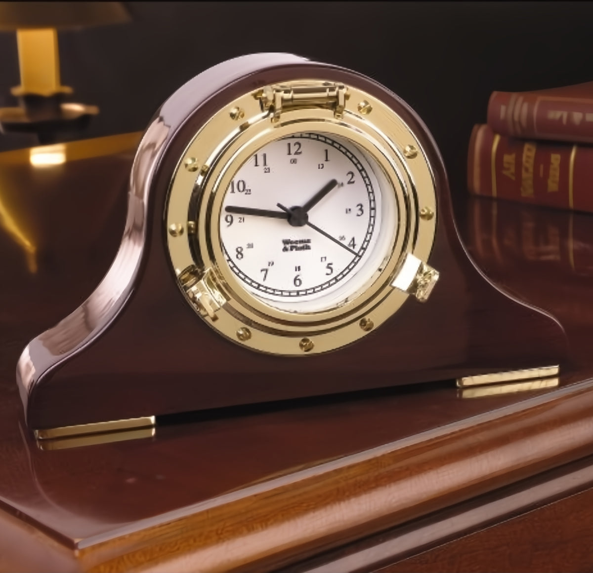 Weems & Plath Nautical Tambour klok 198 x 117 x 43 mm  - luxe bureauklok in messing en hout in bureau setting